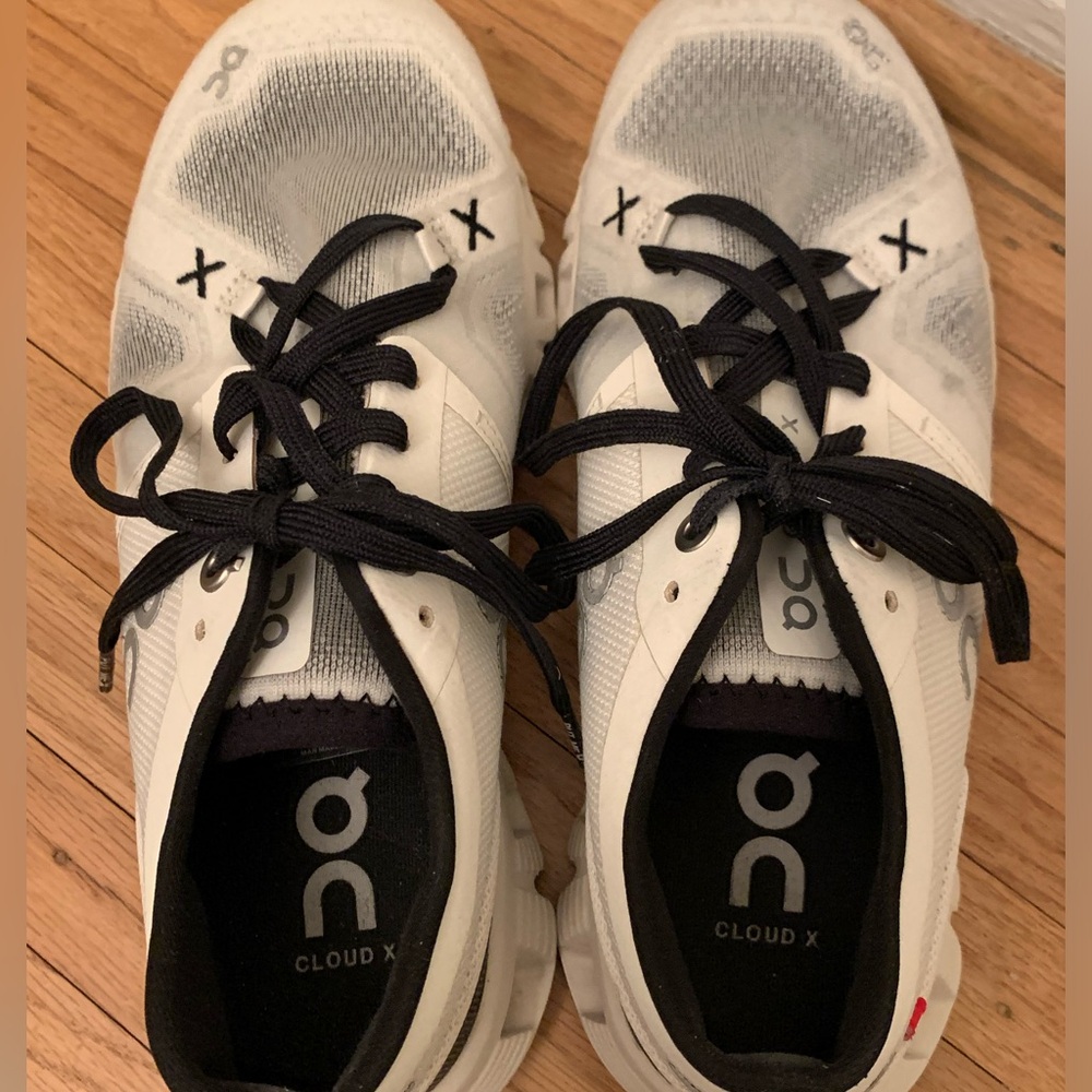 On Running | Black & White Women's Athletic Running Shoes Swiss Cloud X | Size 6 - Picture 5 of 16